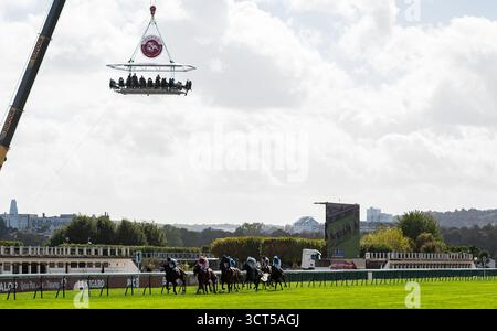 Paris, France, samedi 4 octobre 2025 ; coureurs et coureurs du Groupe 1 Qatar Prix du cadran devant le Sommet de l'Arc, un point de vue suspendu à une grue où les coureurs peuvent dîner dans le ciel. Crédit JTW Equine images / Alamy Live News. Banque D'Images