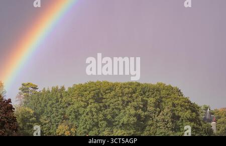 Paris, France, samedi 4 octobre 2025 ; un arc-en-ciel est photographié au-dessus de l'Hippodrome ParisLongchamp avant la course du Groupe 2 Qatar Prix Dollar 2025. Crédit JTW Equine images / Alamy Live News. Banque D'Images
