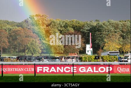 Paris, France, samedi 4 octobre 2025 ; un arc-en-ciel est photographié au-dessus de l'Hippodrome ParisLongchamp avant la course du Groupe 2 Qatar Prix Dollar 2025. Crédit JTW Equine images / Alamy Live News. Banque D'Images