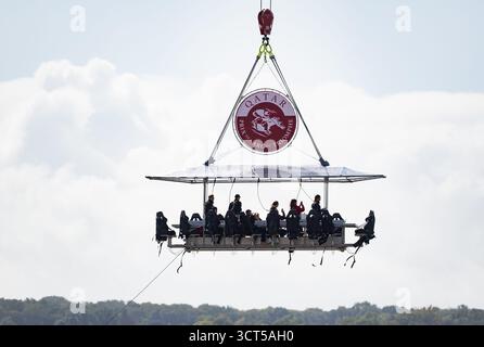 Paris, France, samedi 4 octobre 2025 ; les coureurs profitent de la vue depuis le Sommet de l'Arc, un point de vue suspendu à une grue où les coureurs peuvent dîner dans le ciel. Crédit JTW Equine images / Alamy Live News. Banque D'Images