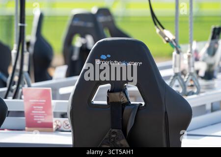 Paris, France, samedi 4 octobre 2025 ; les sièges sont photographiés et font partie du Sommet de l'Arc, un point de vue suspendu à une grue où les coureurs peuvent dîner dans le ciel. Crédit JTW Equine images / Alamy Live News. Banque D'Images