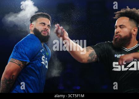 Las Vegas, Nevada, États-Unis. 03 Oct, 2025. LAS VEGAS, NV - 10/25 : Nate Burnard et Aaron Turner se rencontrent sur le tapis pour un match des poids lourds à 3 tours à Fontainebleau Las Vegas pour PowerSlap 15 le 3 octobre 2025 à Las Vegas, NV, États-Unis. (Photo de Louis Grasse/PXimages) crédit : PX images/Alamy Live News Banque D'Images