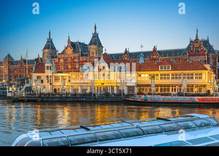 Amsterdam Centraal gare, la plus grande gare ferroviaire d'Amsterdam, Hollande du Nord, pays-Bas Banque D'Images