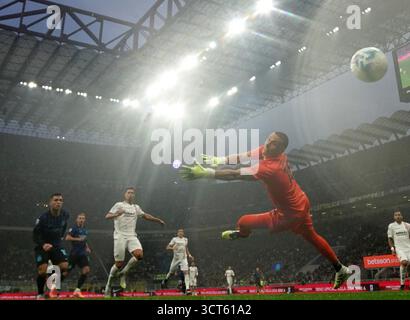 Milan, Italie. 4 octobre 2025. Le gardien de but de Cremonese Marco Silvestri (avant) ne parvient pas à sauver le but de l'Inter Milan Lautaro Martinez (1er l) lors d'un match de Serie A entre l'Inter Milan et Cremonese à Milan, Italie, le 4 octobre 2025. Crédit : Alberto Lingria/Xinhua/Alamy Live News Banque D'Images