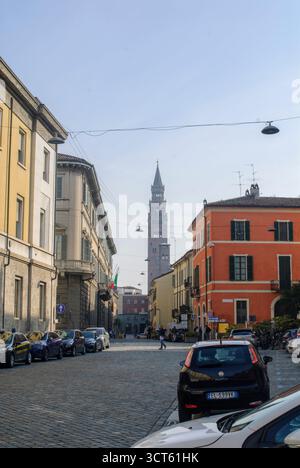 Crémone, Italie - 30 septembre 2025 scène de rue historique à Crémone Italie avec une vue lointaine sur l'emblématique clocher de Torrazzo et l'archit classique Banque D'Images