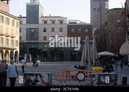 Cremona, Italie - 30 septembre 2025 Une place italienne ensoleillée à Crémone présente une architecture historique et des bâtiments modernes avec des gens marchant et o Banque D'Images