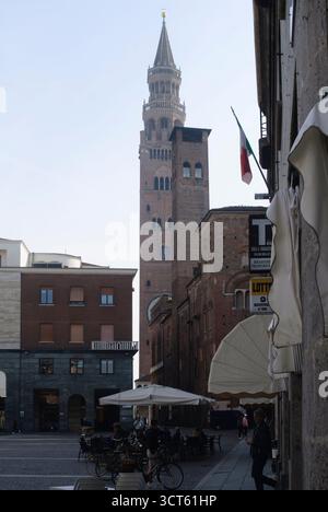Cremona, Italie - 30 septembre 2025 L'emblématique Tour Torrazzo domine l'horizon pittoresque de Crémone Italie une ville historique réputée pour sa comédie musicale Banque D'Images