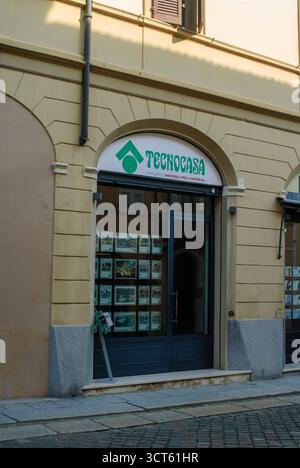 Cremona, Italie - 30 septembre 2025 place historique de la ville italienne avec vente et location de biens immobiliers, architecture et entreprises locales à Crémone Banque D'Images