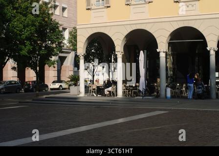 Cremona, Italie - 30 septembre 2025 vue panoramique d'un bâtiment à arcades avec sièges extérieurs dans la place historique de la ville de Crémone Italie mettant en vedette i. Banque D'Images