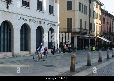 Cremona, Italie - 30 septembre 2025 charmante scène de rue italienne à Crémone Italie avec une architecture historique et des gens profitant d'une journée ensoleillée en plein air Banque D'Images