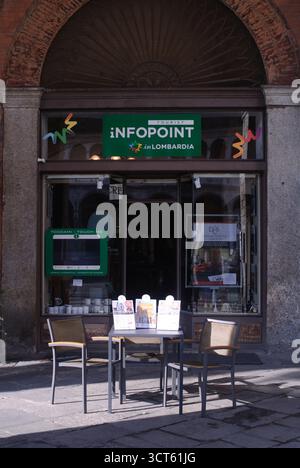 Cremona, Italie - 30 septembre 2025 charmante scène de rue italienne à Cremona Italie avec un Infopoint Storefront avec un espace extérieur Ben Banque D'Images
