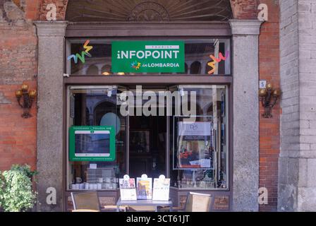 Cremona, Italie - 30 septembre 2025 capturer l'essence de la culture et de l'histoire italiennes avec un charmant Info point situé dans le cœur historique de Banque D'Images