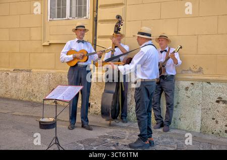 Des musiciens de rue interprètent de la musique folklorique croate traditionnelle près de la Tour Lotrščak dans la ville haute de Zagreb, divertissant les visiteurs dans le distric historique Banque D'Images