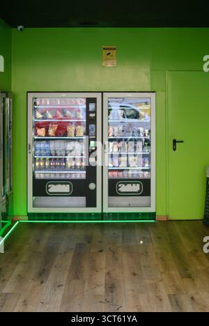 Cremona, Italie - 30 septembre 2025 rangée de distributeurs automatiques en libre-service proposant diverses collations et boissons, dans une salle très éclairée avec vibra Banque D'Images