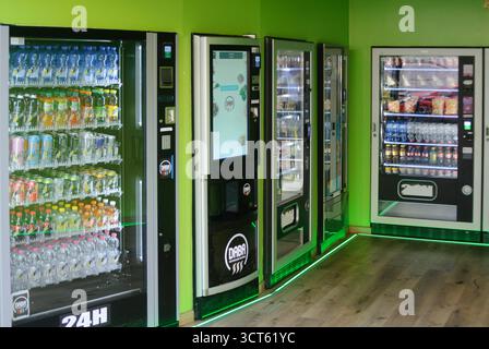 Cremona, Italie - 30 septembre 2025 rangée de distributeurs automatiques en libre-service proposant diverses collations et boissons, dans une salle très éclairée avec vibra Banque D'Images