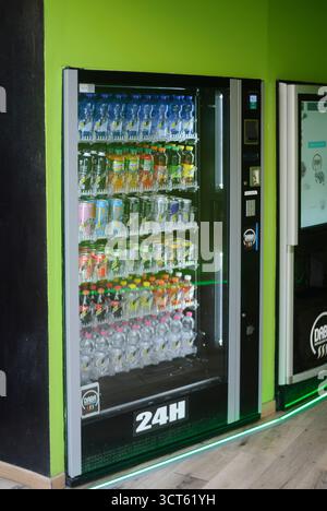Cremona, Italie - 30 septembre 2025 rangée de distributeurs automatiques en libre-service proposant diverses collations et boissons, dans une salle très éclairée avec vibra Banque D'Images