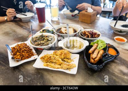 Variété de plats populaires et communs de la nourriture Teochew servis avec porridge dans le restaurant Banque D'Images