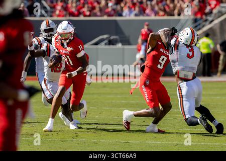 Raleigh, Caroline du Nord, États-Unis. 4 octobre 2025. Caroline du Nord Wolfpack quarterback CJ BAILEY (11) dirige le ballon pendant la première moitié du match de football hors conférence entre la Big South Conference Campbell Fighting Camels et l'Atlantic Coast Conference (ACC) NC State Wolfpack le 4 octobre 2025 au carter-Finley Stadium à Raleigh, NC. Le Wolfpack a battu les chameaux de combat 56 :10. (Crédit image : © Israel Anta via ZUMA Press Wire) USAGE ÉDITORIAL SEULEMENT ! Non destiné à UN USAGE commercial ! Banque D'Images