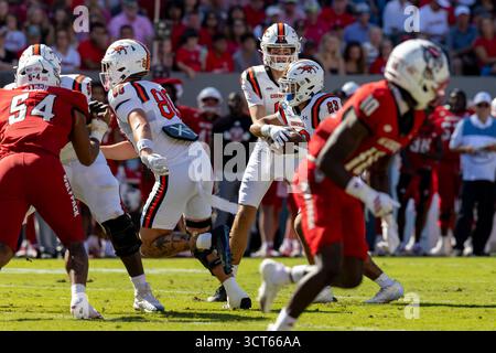 Raleigh, Caroline du Nord, États-Unis. 4 octobre 2025. Campbell Fighting Camels quarterback KAMDEN SIXKILLER (6) remet le ballon à Campbell Fighting Camels Running Back ETHAN LAWRENCE (23) pendant la première moitié du match de football hors conférence entre la Big South Campbell Fighting Camels et l'Atlantic Coast Conference (ACC) NC State Wolfpack le 4 octobre 2025 au carter-Finley Stadium de Raleigh, Caroline du Nord. Le Wolfpack a battu les chameaux de combat 56 :10. (Crédit image : © Israel Anta via ZUMA Press Wire) USAGE ÉDITORIAL SEULEMENT ! Non destiné à UN USAGE commercial ! Banque D'Images