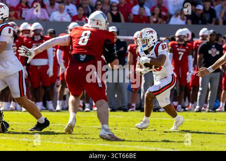 Raleigh, Caroline du Nord, États-Unis. 4 octobre 2025. Campbell Fighting Camels Running Back ETHAN LAWRENCE (23 ans) dirige la balle pendant la première moitié du match de football hors conférence entre la Big South Conference Campbell Fighting Camels et l'Atlantic Coast Conference (ACC) NC State Wolfpack le 4 octobre 2025 au carter-Finley Stadium à Raleigh, NC. Le Wolfpack a battu les chameaux de combat 56 :10. (Crédit image : © Israel Anta via ZUMA Press Wire) USAGE ÉDITORIAL SEULEMENT ! Non destiné à UN USAGE commercial ! Banque D'Images