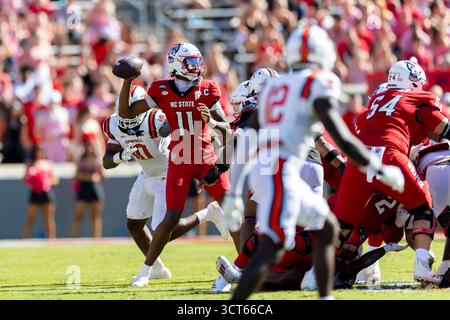 Raleigh, Caroline du Nord, États-Unis. 4 octobre 2025. Le quarterback de Caroline du Nord Wolfpack CJ BAILEY (11) revient à la passe pendant la première moitié du match de football hors conférence entre la Big South Conference Campbell Fighting Camels et l'Atlantic Coast Conference (ACC) NC State Wolfpack le 4 octobre 2025 au carter-Finley Stadium de Raleigh, NC. Le Wolfpack a battu les chameaux de combat 56 :10. (Crédit image : © Israel Anta via ZUMA Press Wire) USAGE ÉDITORIAL SEULEMENT ! Non destiné à UN USAGE commercial ! Banque D'Images