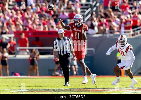 Raleigh, Caroline du Nord, États-Unis. 4 octobre 2025. Caroline du Nord Wolfpack quarterback CJ BAILEY (11) passe la balle en mouvement pendant la première moitié du match de football hors conférence entre la Big South Conference Campbell Fighting Camels et l'Atlantic Coast Conference (ACC) NC State Wolfpack le 4 octobre 2025 au carter-Finley Stadium à Raleigh, NC. Le Wolfpack a battu les chameaux de combat 56 :10. (Crédit image : © Israel Anta via ZUMA Press Wire) USAGE ÉDITORIAL SEULEMENT ! Non destiné à UN USAGE commercial ! Banque D'Images