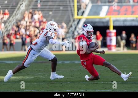 Raleigh, Caroline du Nord, États-Unis. 4 octobre 2025. Le quarterback de Caroline du Nord Wolfpack CJ BAILEY (11) court avec le ballon et glisse pendant la seconde moitié du match de football hors conférence entre la Big South Conference Campbell Fighting Camels et l'Atlantic Coast Conference (ACC) NC State Wolfpack le 4 octobre 2025 au carter-Finley Stadium de Raleigh, NC. Le Wolfpack a battu les chameaux de combat 56 :10. (Crédit image : © Israel Anta via ZUMA Press Wire) USAGE ÉDITORIAL SEULEMENT ! Non destiné à UN USAGE commercial ! Banque D'Images