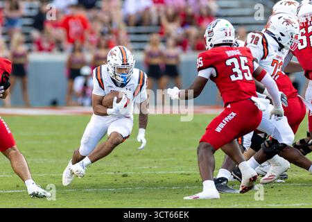 Raleigh, Caroline du Nord, États-Unis. 4 octobre 2025. Campbell Fighting Camels Running Back ETHAN LAWRENCE (23 ans) dirige la balle pendant la seconde moitié du match de football hors conférence entre la Big South Conference Campbell Fighting Camels et la Atlantic Coast Conference (ACC) NC State Wolfpack le 4 octobre 2025 au carter-Finley Stadium à Raleigh, NC. Le Wolfpack a battu les chameaux de combat 56 :10. (Crédit image : © Israel Anta via ZUMA Press Wire) USAGE ÉDITORIAL SEULEMENT ! Non destiné à UN USAGE commercial ! Banque D'Images