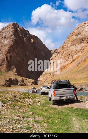 Kara Say, Kirghizistan - 4 octobre 2024 : vue arrière d'un camion gris Toyota Tundra avec un homme (adulte caucasien/d'Asie centrale) debout à côté de lui en tant que co Banque D'Images