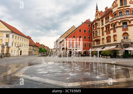 Fontaine sur le sol dans le centre de la place principale de Maribor, Slovénie. Banque D'Images