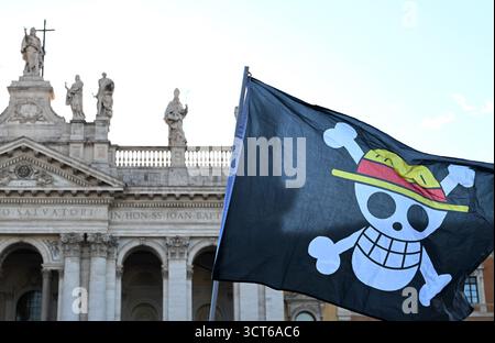 Rome, Italie. 04 octobre 2025. Le drapeau pirate "One Piece" s'élève lors de la manifestation des pro-Palestiniens sur la piazza San Giovanni in Laterano près de la basilique de Rome, Italie, le 4 octobre 2025. Photo par Eric Vandeville/ABACAPRESS.COM crédit : Abaca Press/Alamy Live News Banque D'Images