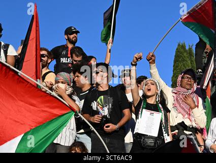 Rome, Italie. 04 octobre 2025. Des milliers de manifestants pro-palestiniens se sont rassemblés sur la piazza San Giovanni à Rome, en Italie, le 4 octobre 2025, exprimant leur indignation face à la guerre en cours d'Israël à Gaza et critiquant le soutien de l'Italie à tel Aviv. Photo par Eric Vandeville/ABACAPRESS.COM crédit : Abaca Press/Alamy Live News Banque D'Images
