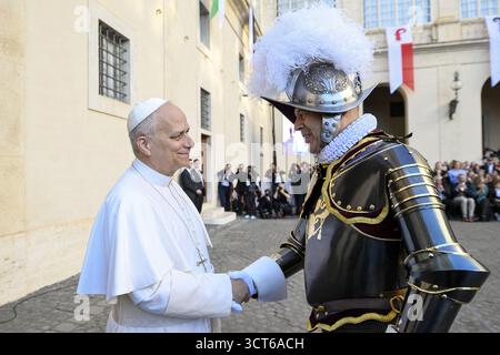 Le Pape Léon XIV salue le commandant Christoph Graf​​ de la Garde pontificale suisse à l'occasion de la prestation de serment de 27 nouvelles recrues de la Garde suisse à la cour San Damaso du Vatican le 4 octobre 2025. Les nouvelles recrues de la garde suisse prêtent serment pour protéger le Pape. Photo par (EV) Vatican Media/ ABACAPRESS.COM crédit : Abaca Press/Alamy Live News Banque D'Images