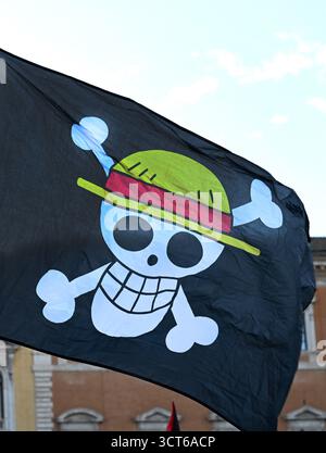 Rome, Italie. 04 octobre 2025. Le drapeau pirate "One Piece" s'élève lors de la manifestation des pro-Palestiniens sur la piazza San Giovanni à Rome, en Italie, le 4 octobre 2025. Photo par Eric Vandeville/ABACAPRESS.COM crédit : Abaca Press/Alamy Live News Banque D'Images