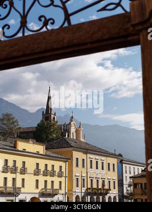 La ville de Châtillon avec les alpes derrière encadrée par une élégante porte. Région de la vallée d'Aoste, NW Italie. 4 octobre 2025 Banque D'Images
