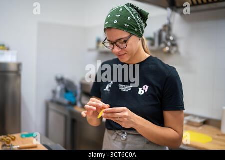 Piacenza, Italie - 25 septembre 2025 jeunes femmes fabriquant des pâtes Tortelli traditionnelles incarnant la sécurité de la production alimentaire artisanale femmes entrepreneuriat Banque D'Images