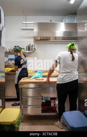 Piacenza, Italie - 25 septembre 2025 de jeunes femmes fabriquent des tortelli authentiques dans une cuisine italienne mettant en valeur la préparation traditionnelle des aliments et la fema Banque D'Images