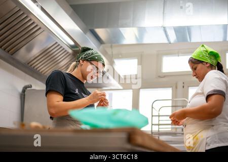 Piacenza, Italie - 25 septembre 2025 production artisanale de pâtes mettant l'accent sur la tradition de sécurité alimentaire et l'entrepreneuriat féminin dans une cuisine italienne se Banque D'Images