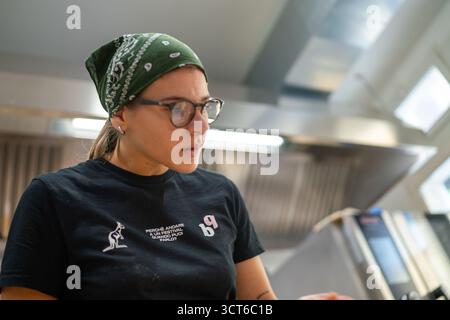 Piacenza, Italie - 25 septembre 2025 une femme chef italienne passionnée championne la production alimentaire artisanale inspirant les femmes entrepreneurs avec la sécurité et Banque D'Images