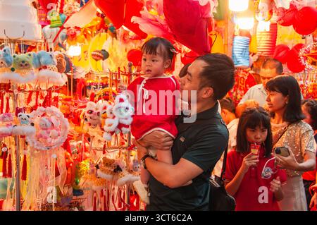 Pékin, Vietnam. 3 octobre 2025. Les gens magasinent pour le Festival de la mi-automne à Hang ma Street à Hanoi, Vietnam, Oct. 3, 2025. La rue Hang ma de Hanoi est décorée de couleurs vives avec des lanternes et des objets festifs pour le prochain festival de la mi-automne. Crédit : Dang Hong Dung/Xinhua/Alamy Live News Banque D'Images