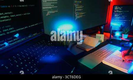 PROCEDE de conception de notes de DEVELOPPEMENT de code informatique pour espace de travail de programmation Station de travail moderne de développeur de logiciels avec plusieurs écrans affichant le code, handw Banque D'Images