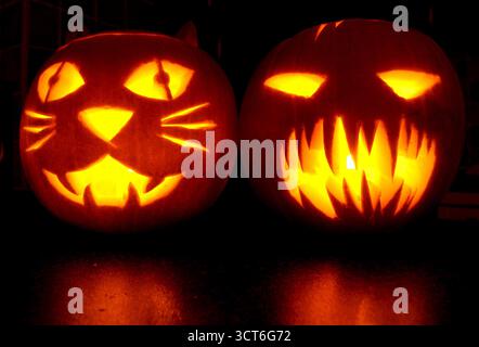 SOUS EMBARGO À 0001 LUNDI 6 OCTOBRE photo du dossier datée du 31/10/10 de citrouilles sculptées en préparation pour Halloween. Les gens qui célèbrent Halloween sont prêts à dépenser plus pour les costumes, la décoration et la nourriture et les boissons qu'ils ne l'ont fait l'année dernière, indique une enquête. Les dépenses moyennes pour des costumes effrayants sont estimées à environ 31 £ cette année, contre 19 £ l'année dernière, selon le site de réductions MyVoucherCodes. Date d'émission : lundi 6 octobre 2025. Banque D'Images