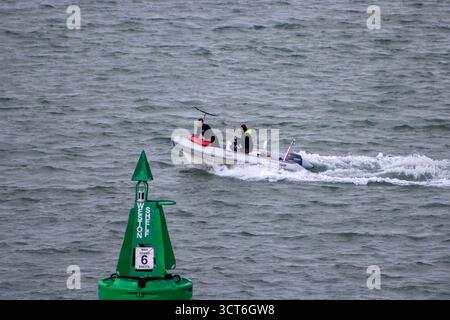 SOUTHAMPTON PORT, SOUTHAMPTON, HAMPSHIRE, Royaume-Uni - 4 MAI 2025 petit bateau quittant le port Banque D'Images