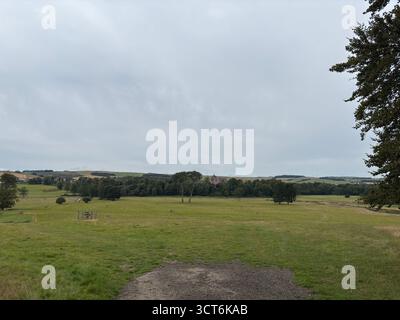 Paysage à travers les frontières collines en Écosse avec landes, pâturages, vallées, ruisseaux et crêtes montagneuses s'étendant à l'horizon. Banque D'Images