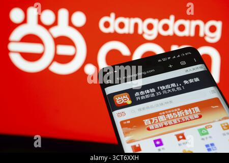 Dhaka, Bangladesh- 03 Oct 2025 : smartphone affichant l'interface web Dangdang.com sur fond de logo Dangdang.com Banque D'Images