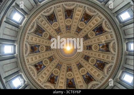 Magnifique plafond en forme de dôme d'une église avec des fresques détaillées et une source de lumière centrale, entouré de fenêtres, Frideriks Kirke, Copenhague, Danemark Banque D'Images