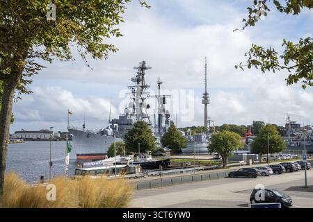 Un navire de guerre se trouve dans le port, entouré d'arbres et d'un ciel dégagé, Musée naval allemand, Wilhelmshaven, Frise, basse-Saxe, Allemagne Banque D'Images