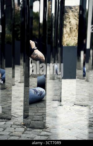 Les gens dans le pavillon miroir Neuer Kanzlerplatz Bonn Banque D'Images