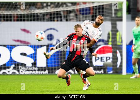Francfort-sur-le-main, Ger. 04 octobre 2025. v.i. Jonathan Burkardt (Eintracht Frankfurt, 9) et Jonathan Tah (FC Bayern Muenchen, 4), 04.10.2025, Fussball, 1. Bundesliga, Eintracht Frankfurt - FC Bayern München, GER, Frankfurt am main, Deutsche Bank Park, DFL LA RÉGLEMENTATION INTERDIT TOUTE UTILISATION DE PHOTOGRAPHIES COMME SÉQUENCES D'IMAGES ET/OU QUASI-VIDÉO. Crédit : HMB Media/Alamy Live News Banque D'Images