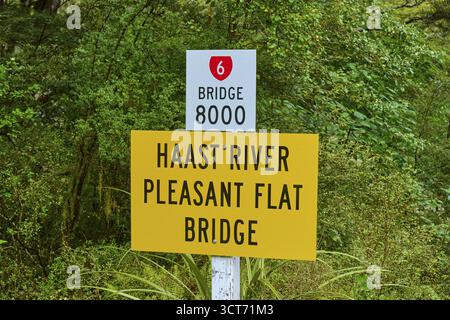 Panneau de signalisation pour Haast River Pleasant Flat Bridge dans la forêt, Haast, Haast River, Pleasant Flat Bridge, Mount Aspiring National Park, South Isl Banque D'Images